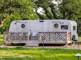 Vintage Camper Amazingly Equipped Great for a Unique Getaway in Texas