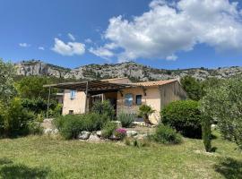 Une maison en Provence piscine au pied du Luberon, hotel in Mérindol