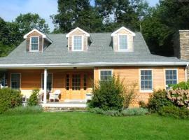 Secluded Cottage Rental with a Heated Pool in Red Hook for Family Getaways in New York State, hotel v destinaci Red Hook