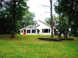 Secluded Two-Bedroom Cottage Rental with Hot Tub and Fireplace in Woodstock, New York, hotel v destinaci Saugerties