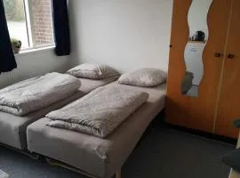 2 værelser m minikøkken brusekabine og toilet 4 prs