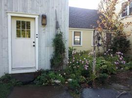 Idyllic Cottage Rental near Mount Mansfield State Forest, Vermont, hotel v destinaci Hardwick