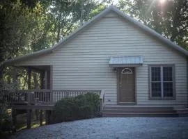 Outstanding Cabin with Hot-tub in Carbondale, Illinois