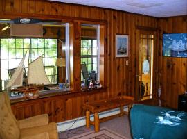 Rustic Lakefront Cottage Rental for Four on Randall Lake, Michigan, hotel v destinaci Coldwater
