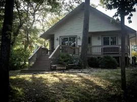 Wonderful Lakefront Cabin with Hot-tub in Carbondale, Illinois
