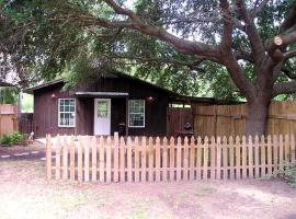 Riverfront Cabin Rental with a Fishing Pier near Baton Rouge, Louisiana, hotel v destinaci Ventress