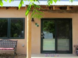 Cozy Cabin Rental Ideal for Couples in La Madera Close to Los Alamos, New Mexico, hotelli kohteessa LaMadera