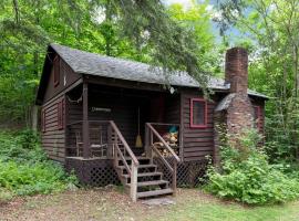 Romantic Couples' Cabin Retreat with Fireplace near White Mountain Forest, ξενοδοχείο σε Lyme