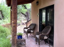 Relaxing, Two-Story Cabin Rental in La Madera Mountains Close to Abiquiu, New Mexico, hotelli kohteessa LaMadera