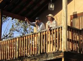 Grand Cabin Rental Close to Rio Grande Gorge in Peñasco, New Mexico, hotelli kohteessa LaMadera