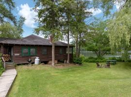 Six Person Cabin Rental on a Lake in the Upper Valley of New Hampshire, ξενοδοχείο σε Lyme