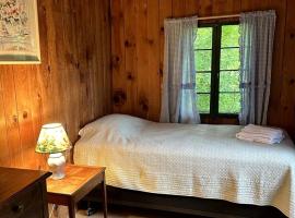 Three-Bedroom Mountain Cabin Getaway near Hanover, New Hampshire, ξενοδοχείο σε Lyme