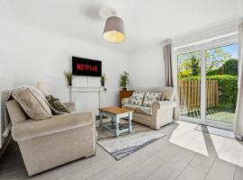 2BR Leamington Spa, by Clarendon Stays, FREE Parking, WiFi, Smart TV!, hotel v destinaci Leamington