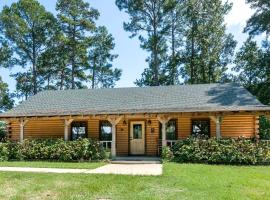 Spacious Log Cabin Rental for Family Vacations in Texas, hotel v destinaci Nacogdoches