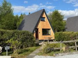 1 Bedroom Cabin with Mountain & Loch Views - Quiet Location between Glencoe & Ben Nevis