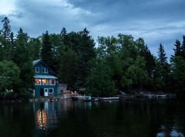 Gorgeous Cottage Rental on Banks of Rangeley Lake in Rangeley, Maine, hotel v destinaci Rangeley