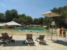 Les Coteaux B10, Maison T3 climatisée dans le domaine du golf de Pont Royal, 6 pers maxi