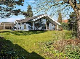 Cottage Close To Forest Beach