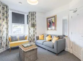 Modern 4-Bedroom Home in Central Cambridge with Parking