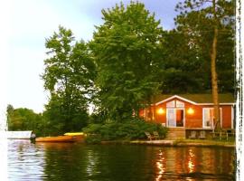 Island Retreat at waters edge Boat&Motor Included – hotel w mieście Nipissing Beach