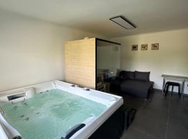 Ferienwohnung mit Pool und Sauna - Medebach, hotel met hottubs in Medebach