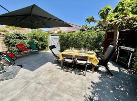 Mazet Climatisé avec Parking et Piscine - FR-1-816-26、ル・ラヴァンドゥーのホテル