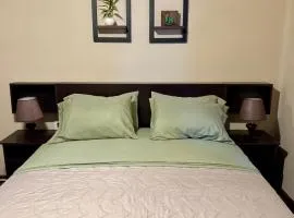 habitación doble, cama queen, terraza y plantas
