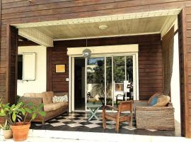 Maison agr&eacute;able, un brin arty, hotel que accepta animals a Les Avirons