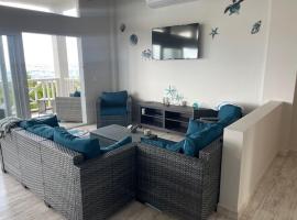 Ocean Front Sunset Condo West End - 2 bed, 2 bath, hotel v destinaci West End
