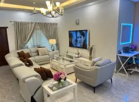 The African Palace- Free Airport Pick up - High Speed Starlink WiFi - Car Rental