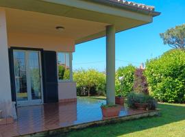 VILLA DAL PESCATORE Apartment - Elegant Retreat between Anzio & Nettuno with Garden and refined Patio - Train Station 500mt – hotel w mieście Nettuno