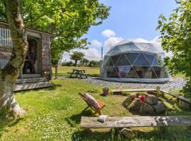Tregroes Glamping Geodomes, khách sạn ở Manorowen