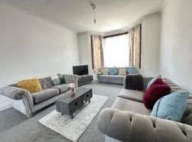 Spacious Family Friendly 4-Bed Holiday Home