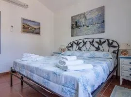 GuestHost - Seaside Apartment with Parking