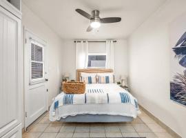Beachside Apt with Laundry Steps to the Shore, hotel in Hermosa Beach