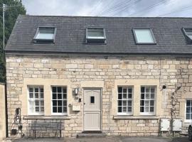 Bath Central Free Parking One Double Ensuite Room in Historical Mews Cottage, αγροικία στο Μπαθ