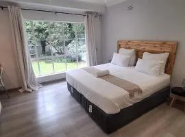 Stylish 4-Bed Oasis - Pool Garden BackupPower