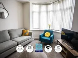4Bedroom House By Escape & Estates Short Lets & Serviced Accommodation Stourbridge With Private Garden & Off Road Parking