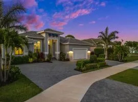Casa Palma - 5 Min to Beach, Heated Pool, Hot Tub, New Build