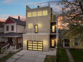 Luxe Retreat! Bar|Rooftop DT Views|Hot Tub|Arcade