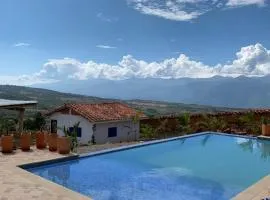 Realismo Magico en Acogedora Cabaña Barichara
