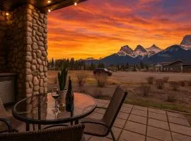 Mountain Haven Retreat, Pool & Hot Tub, UG Parking, Fitness Centre, WiFi!