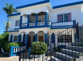 Tropical Breeze Villa, 4BR with Pool, Unique Negril Getaway