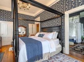 Free Parking & Private Bath Mandeville King Suite in a Charming 1888 Victorian House, Hotel in Savannah