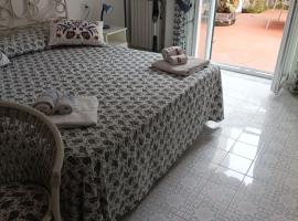 Elegante Villa al centro di Ischia Porto, hotel v destinaci Ischia Town