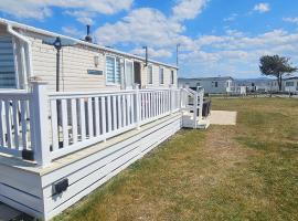 Gull Court 3 Double Bed Caravan, hotel com piscina em Tremadoc