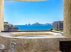 Stunning 2 BR with Ocean Views & Jacuzzi by the Beach