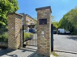 Comfortable 2-Bedroom Apartment near Airport