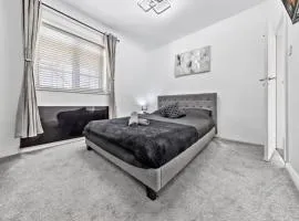 Bromley 2 Bed House with Free Parking, 30 mins to Central London, Sleeps 6