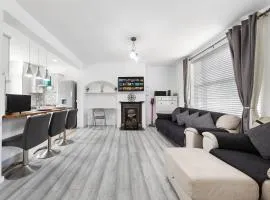 2-Bed House Near Bromley, Train Station Close By, Free Parking, 30 min to Central London